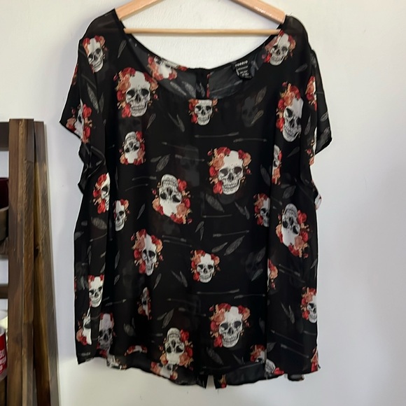 Torrid Plus Size Sheer Georgette Button Back Skull Print Top - Picture 1 of 3